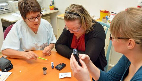 
Schulung der Blutzuckermessung und Ernährungsberatung durch Diabetes- oder Diätassistenten.
