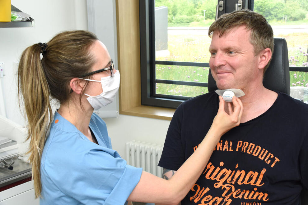 Dr. Juliane Priese bei Der Nachuntersuchung nachdem dem Patienten in einem minimalinvasiven Eingriff einen neuartigen Zungenschrittmacher eingesetzt wurde.