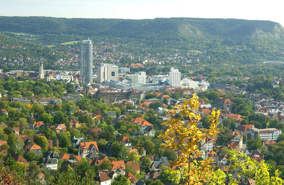 Jena ist eine deutsche Universitätsstadt inmitten Thüringens am Fluss Saale gelegen. Seit 1975 ist Jena eine Großstadt. - Foto: Schröder