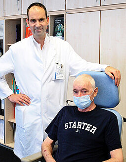 Wieder ins Leben durchstarten: 
Prof. Dr. Torsten Doenst (l.) 
freut sich mit Ingolf Stieglitz (r.) 
über die erfolgreiche 
Lungentransplantation. 
© Foto: UKJ/Emmerich