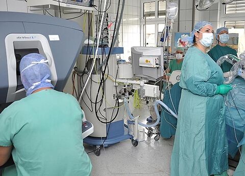 Millimetergenauer Eingriff: PD Dr. Matthias Steinert und sein Team der Thoraxchirurgie operieren seit September mit dem DaVinci-OP-Roboter. Foto: UKJ / Wetzel