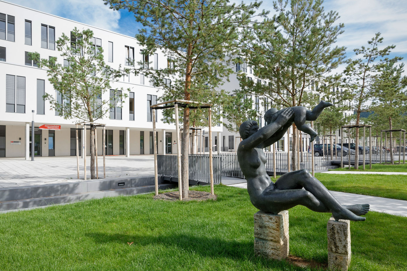 Blick auf den Klinikumsneubau in Jena-Lobeda, der im Jahr 2017 schrittweise in Betrieb genommen wurde. Foto: UKJ/Schroll