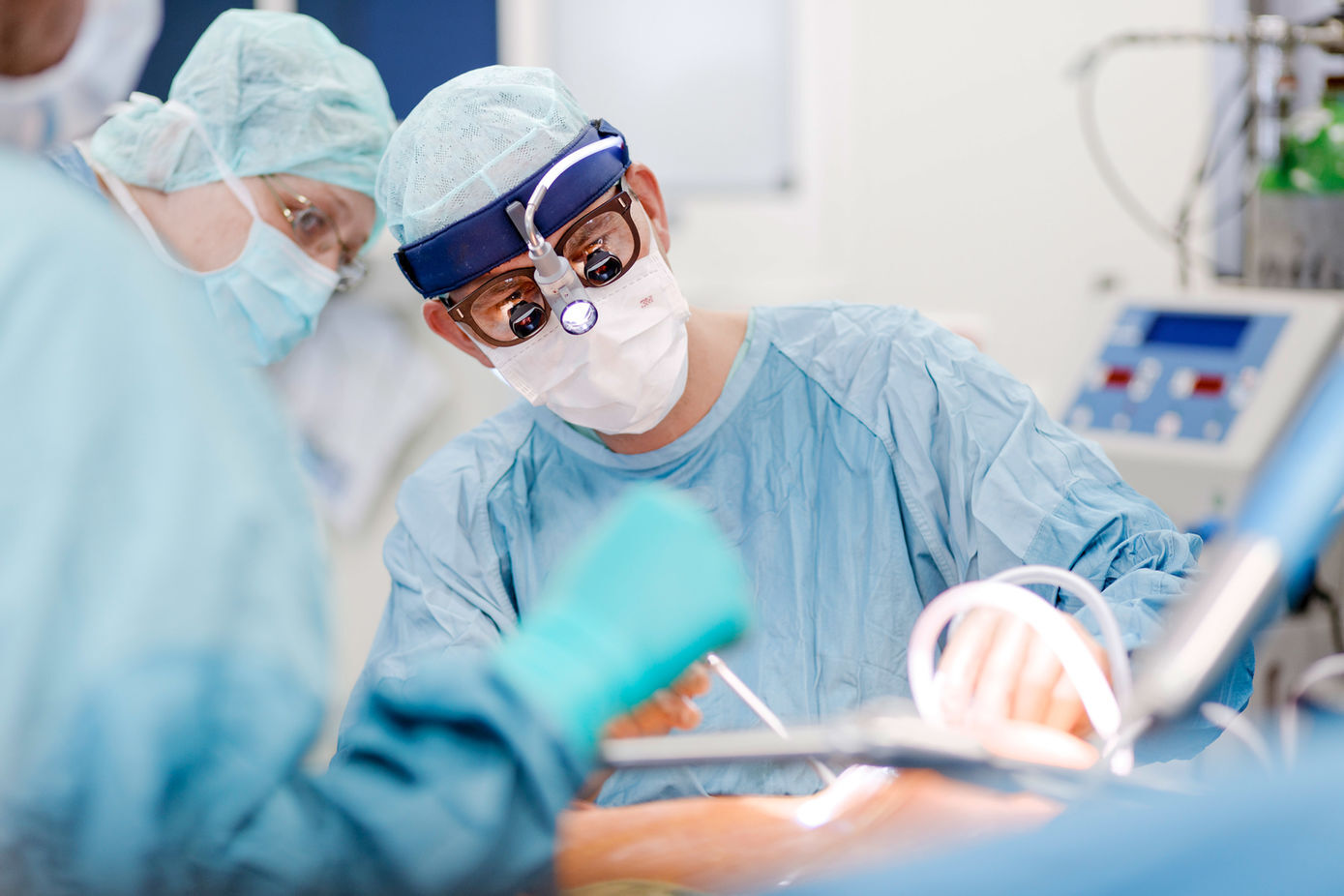 Prof. Dr. Torsten Doenst, Direktor der Klinik für Herz- und Thoraxchirurgie, und sein Team führen eine Operation durch. Foto: UKJ/Schroll