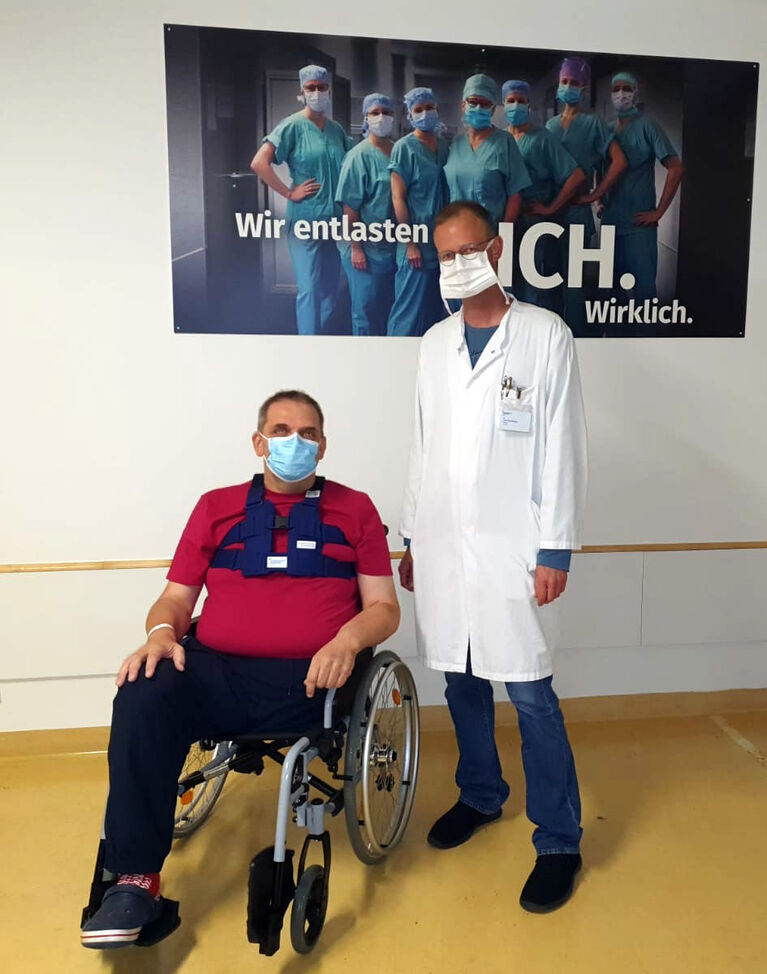 Christian Hauth dankt seinem Operateur Dr. Tim Sandhaus, Leiter der Thoraxchirurgie am Universitätsklinikum Jena. (Foto: UKJ)