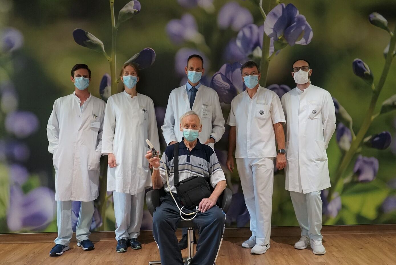 Gerald Beyermann (vorn) genießt dank Kunstherz neue Lebensqualität. Prof. Dr. Torsten Doenst, Direktor der Klinik für Herz- und Thoraxchirurgie, Oberärztin Dr. Gloria Färber und das Team der Herzchirurgie freuen sich mit ihm. (Foto: UKJ)