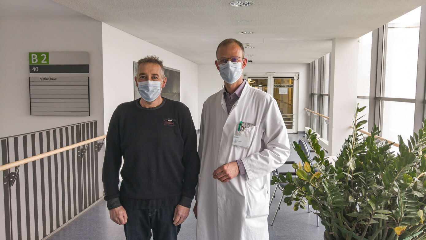 12. Lungentransplantation in diesem Jahr am UKJ: Dr. Tim Sandhaus (rechts) freut sich mit seinem Patienten Gerd Bleser (links) und sieht ihn zur Nachkontrolle wieder. (Foto: UKJ)