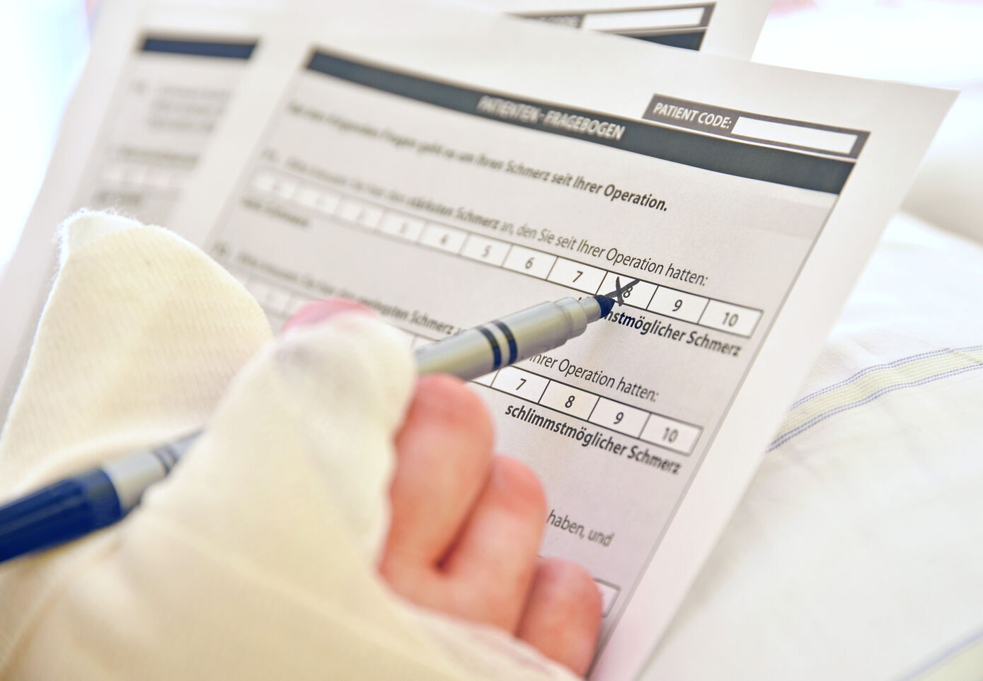 Patientenfragebögen sind die Grundlage des deutschlandweiten Schmerzprojektes „QUIPS“. (Foto: UKJ/Szabó)