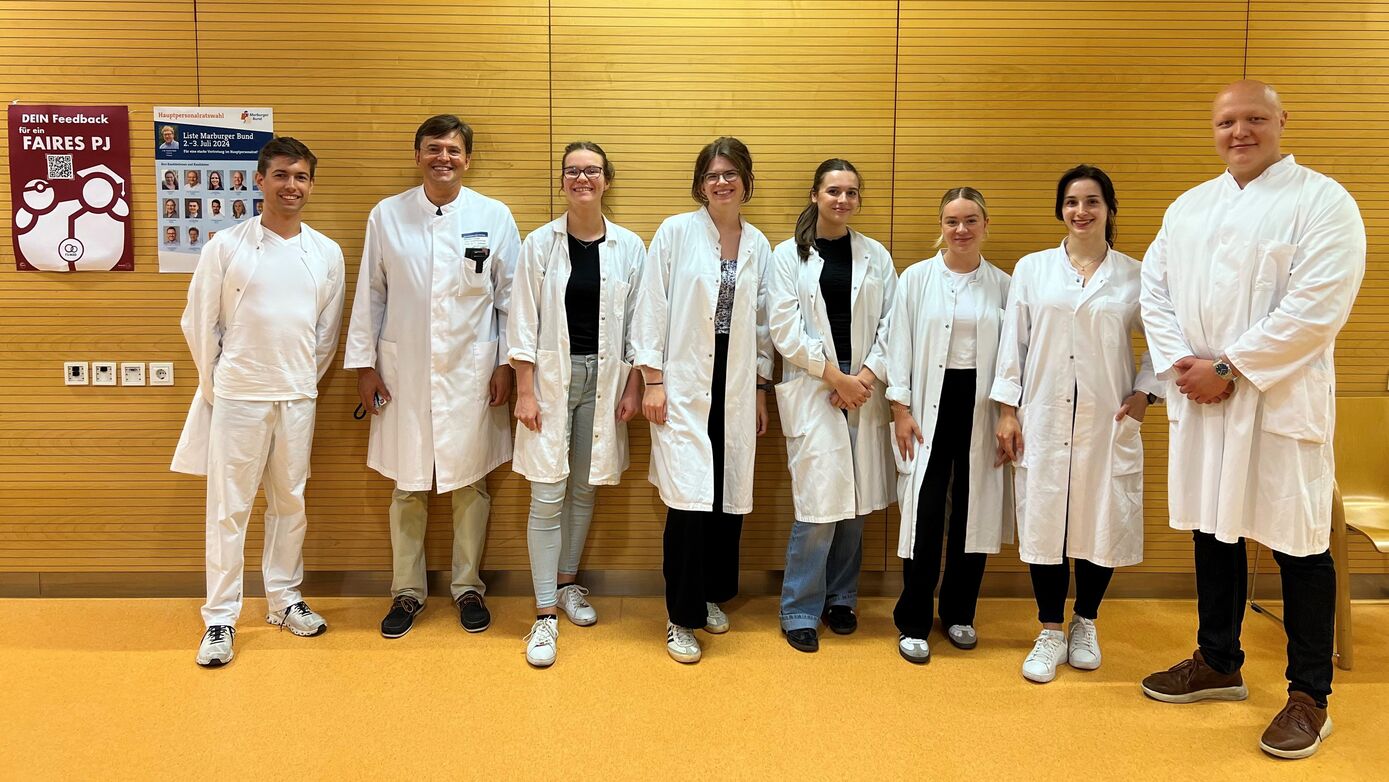 Die Studenten und Dr. Kyashif aus Jena mit dem Gastgeber der Uniklinik Heidelberg Prof. Dr. Loukanov