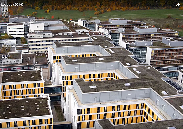 Drohnenflug über das Universitätsklinikum Jena am Standort Lobeda (Quelle: allround-pictures, Jörg-Uwe Jahn, Stand: Oktober 2016)
 