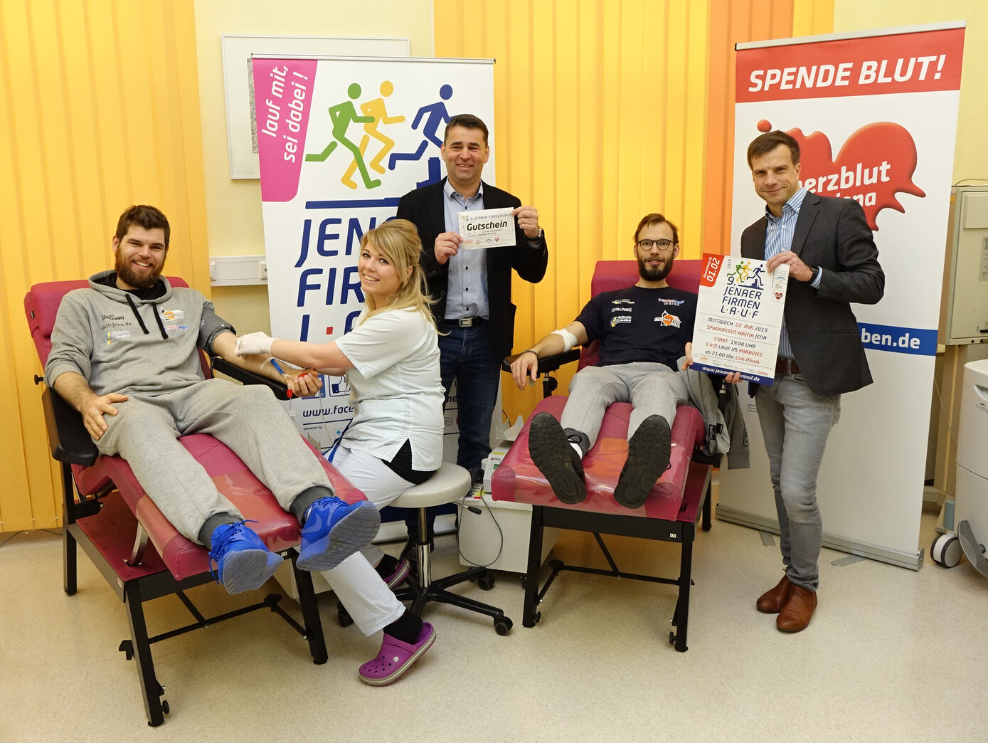 Science City Jena-Geschäftsführer Lars Eberlein (mitte) eröffnet als Schirmherr des diesjährigen Jenaer Firmenlaufs die Kooperation von UKJ-Blutspende und Firmenlauf. Foto: UKJ/Curth 