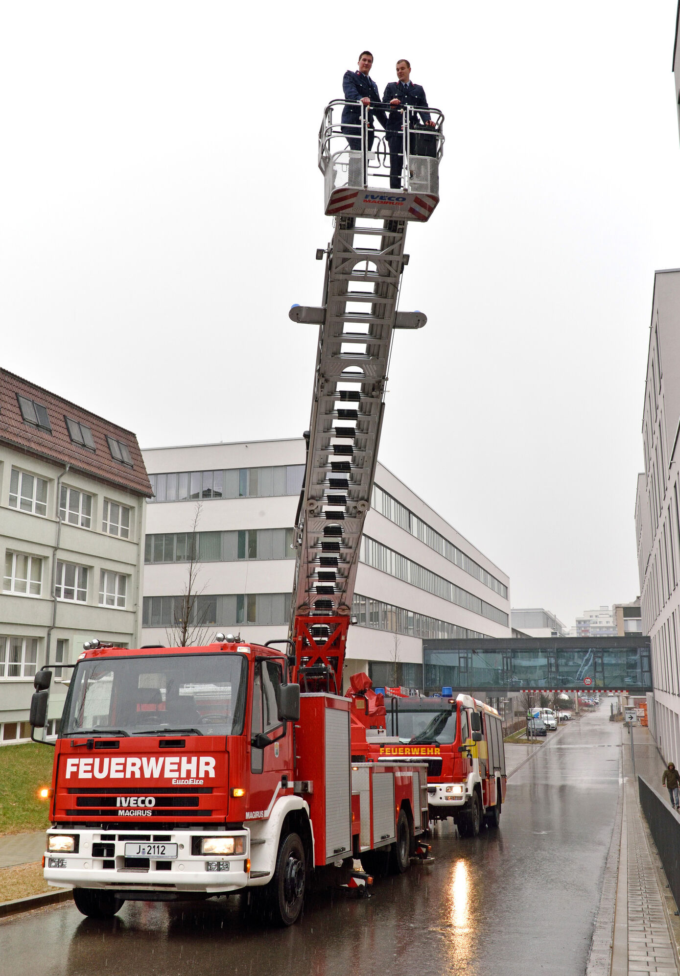 Die Freiwillige Feuerwehr Lobeda überreicht die 200-Euro-Spende über ihren Einsatzwagen mit Drehleiter. Foto: UKJ/Szabó