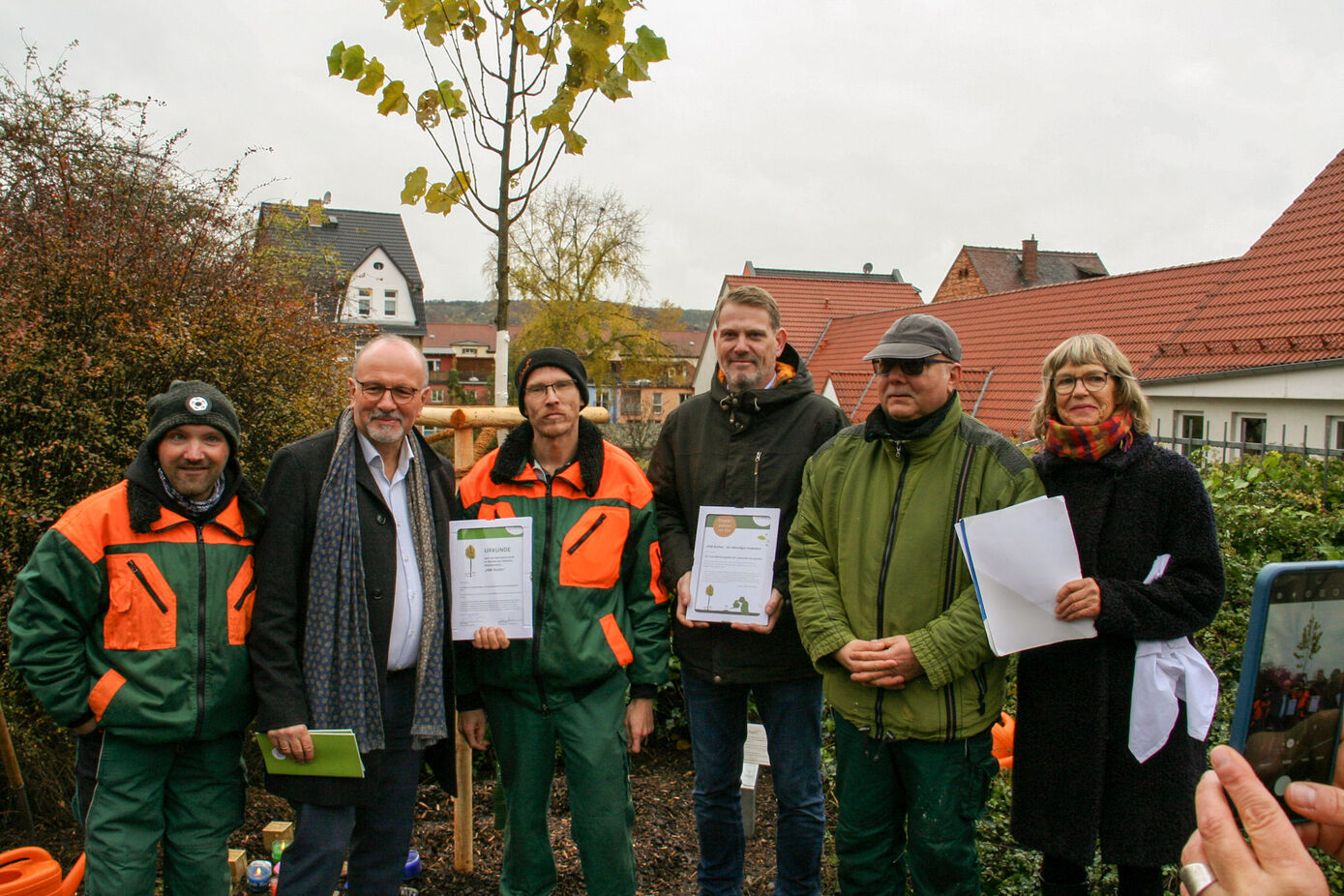 Prof. Michael Bauer (2.v.l.) vor dem neu gepflanzten Baum (Foto: Luca Nauschütz)