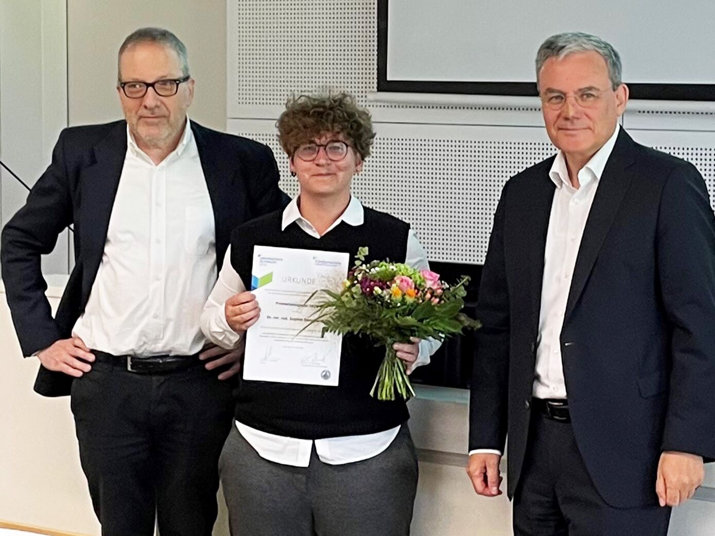 Dr. Sophie Dennhardt (Mitte), PD Dr. Dr. Michael Kiehntopf (rechts), Vorsitzender des Fördervereins des Universitätsklinikum Jena, und Prof. Dr. Thomas Kamradt (links), Dekan der Medizinischen Fakultät