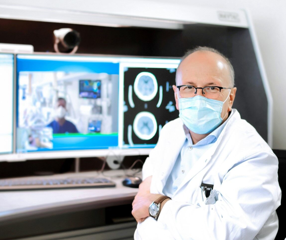 Prof. Michael Bauer bei einer telemedizinischen Visite. Foto: UKJ/Inka Rodigast