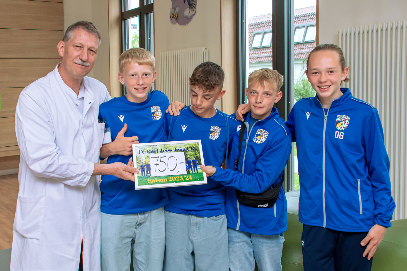 Die Spieler der U13-Mannschaft des FC Carl Zeiss Jena haben fürd Kinderhilfestiftung gekickt. Foto: Wetzel/UKJ