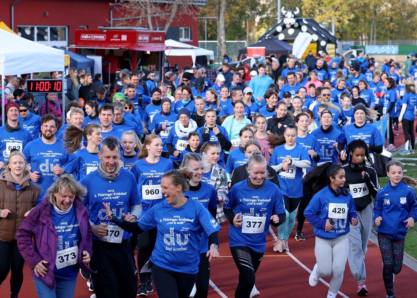 Erfolgreich: Beim 3. Thüringer Krebslauf 2023 bewegten sich 1.000 Menschen im Alter von 1 bis 85 Jahren. Sie nahmen entweder individuell in der Bewegungswoche oder am Präsenzlauf in Jena teil. (Foto: Jenaer Nachrichten, Michael Baumgarten)