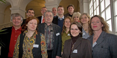 Mitglieder der Forschergruppe (v.l.n.r.): Fliegel (Münster), Goldbeck (Ulm), Willutzki (Bochum), Fegert (Ulm), Brähler (Leipzig), Freyberger (Stralsund), Barnow (Heidelberg), Lebiger-Vogel (Frankfurt), Strauß (Jena), Kohl (Jena), Leuzinger-Bohleber (Frankfurt), Michels-Lucht (Stralsund), Sonntag (Leipzig) (auf dem Panel am 28.01.2009 in Berlin)