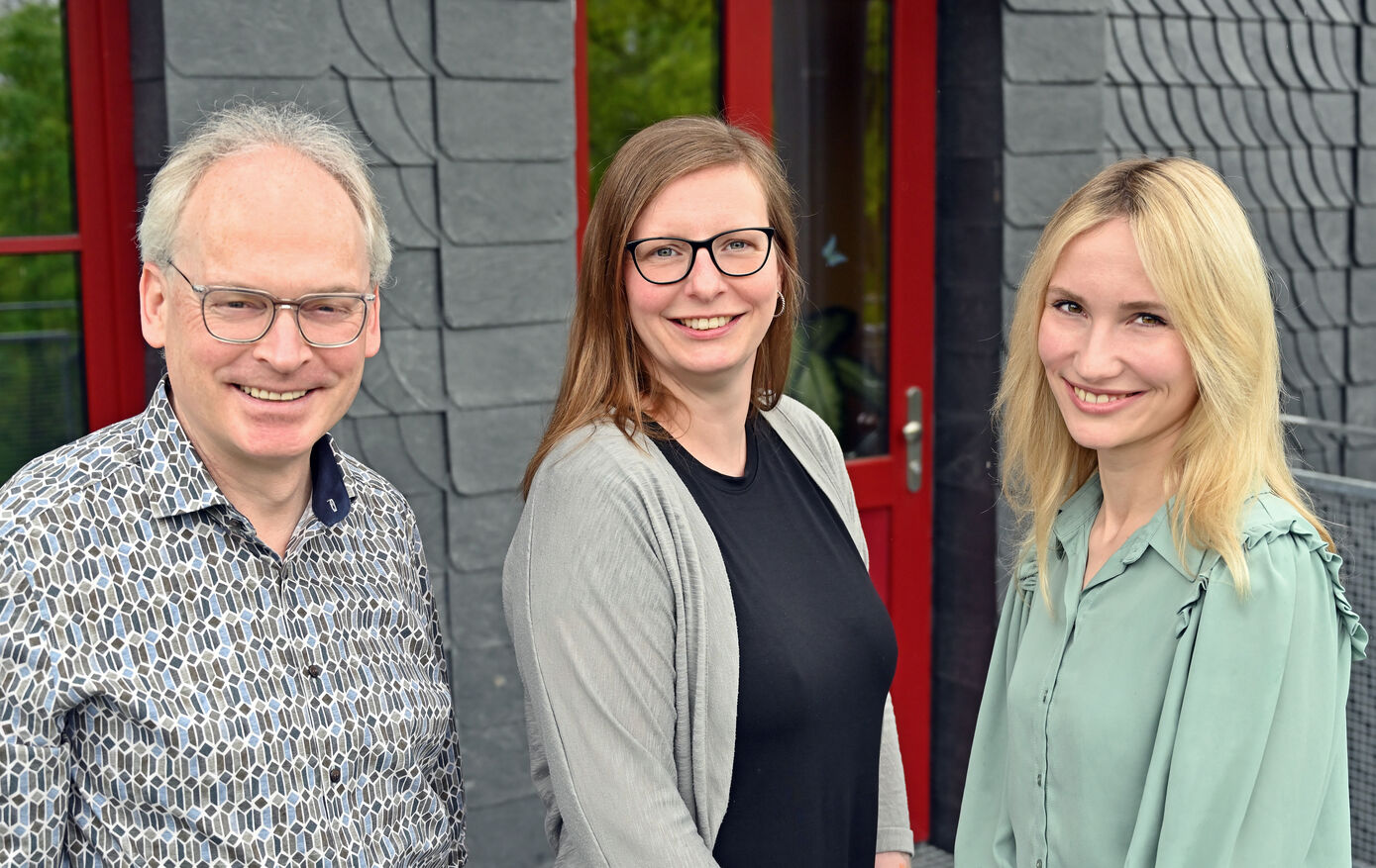 Das leitende Studienteam am Standort Jena, bestehend aus Prof. Dr. Stefan Smesny (Studienleitung am Standort Jena), Dr. Kerstin Langbein (stellvertretende Studienleitung am Standort Jena und Projektkoordination) und M.Sc. Marlene Machnik (Projektkoordination) (v.l.n.r.) Foto: Szabó/UKJ