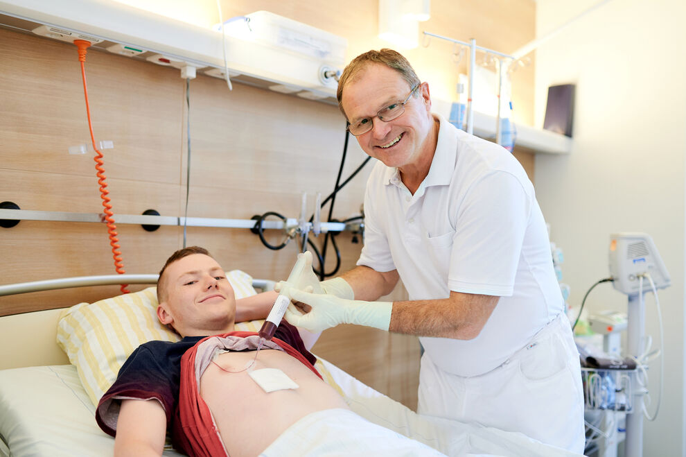 Lennert Otto bei der Behandlung durch Prof. Bernd Gruhn. Foto: Hellmann/UKJ