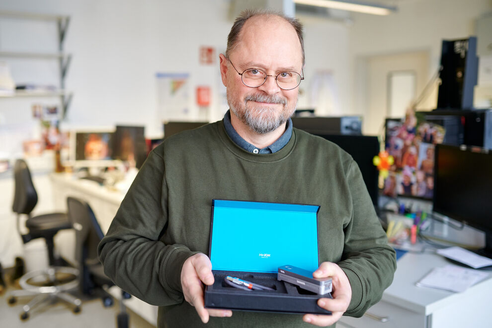 Dr. Volker Oberle testet neue Sequenzierungsmethoden. Foto: Hellmann/UKJ