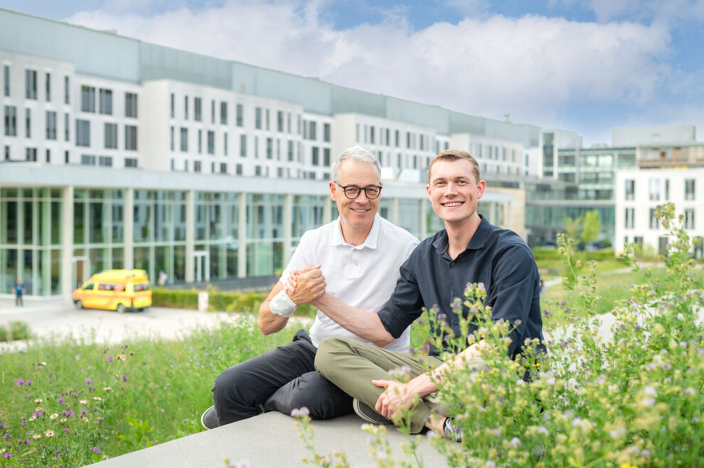 Ein starkes Team: Ulf-Henner Schubert (l.) und Sohn Franz nach der überstandenen Leberlebendspende.
Foto: Rodigast/UKJ